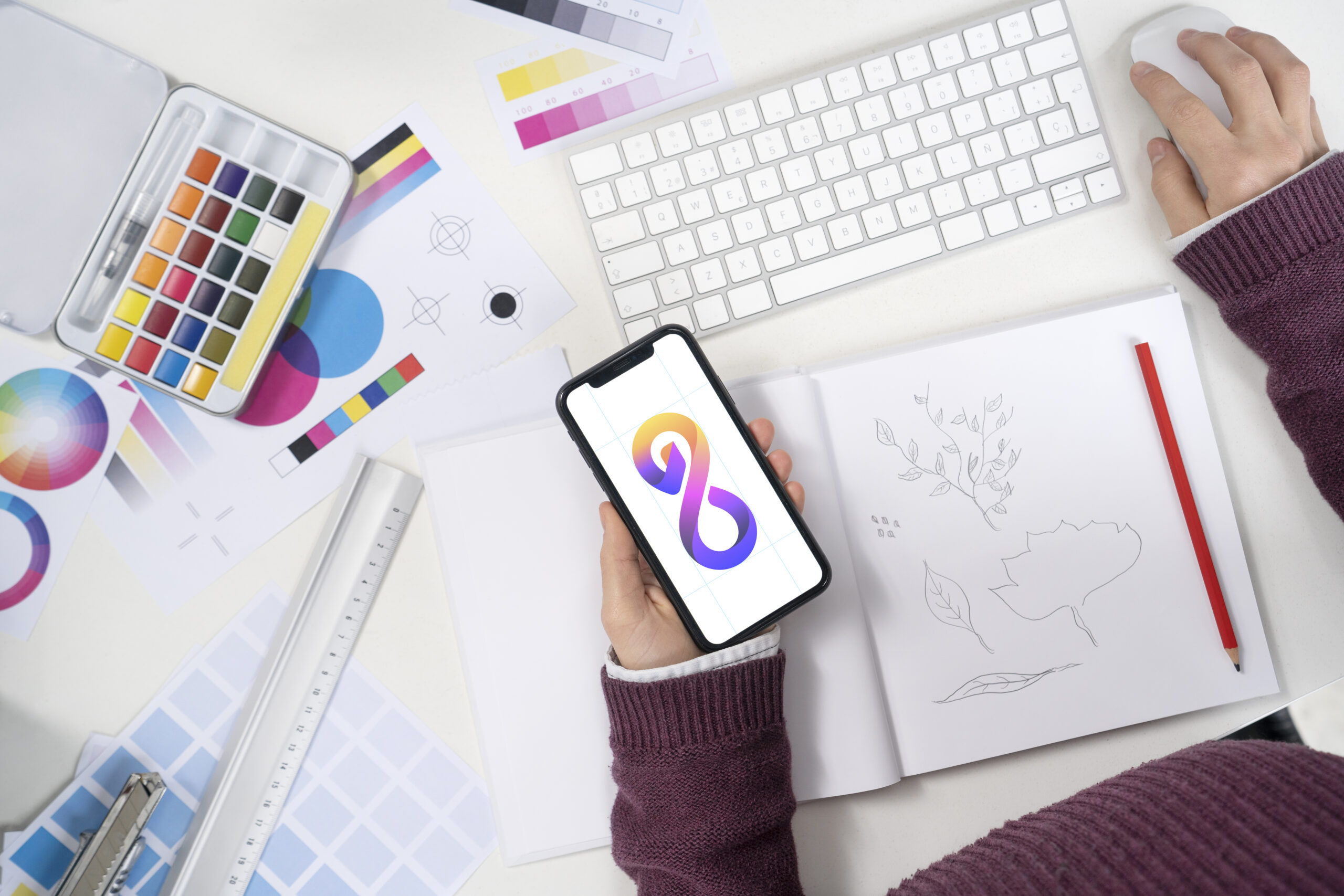 designer-de-logotipo-segurando-um-smartphone-com-um-logotipo-legal